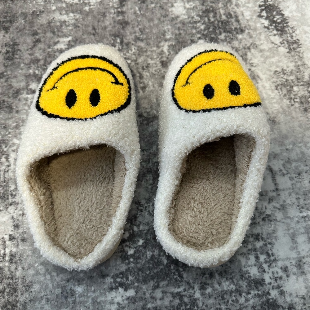 💗Cozy White Slippers with Smiley Face💗